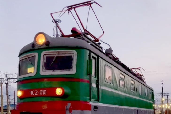 Памятник старинному электровозу восстановили в Барабинске