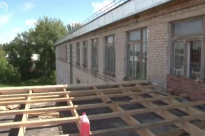 Крышу школы, сорванную ветром в Решетах, ремонтируют капитально