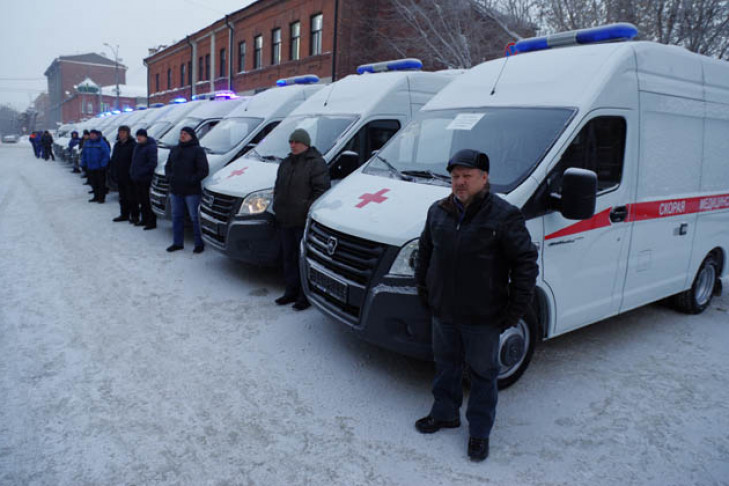 24 машины скорой помощи подарили больницам области