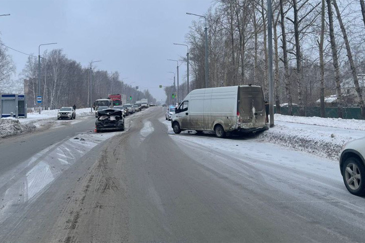 ГАЗель сбила две иномарки в Новосибирске