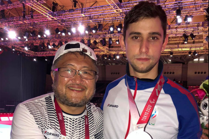 Первую паралимпийскую медаль принес региону новосибирский фехтовальщик