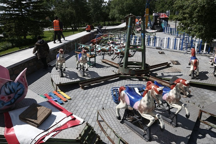 Потрепанные аттракционы для детей ставят на Михайловской набережной