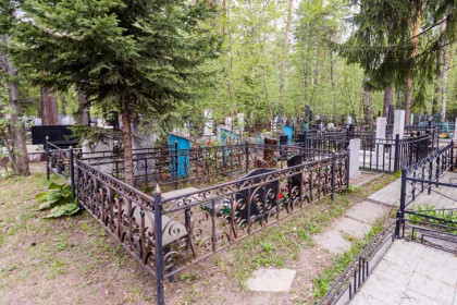 Ураган повредил памятники на кладбище в Кыштовском районе