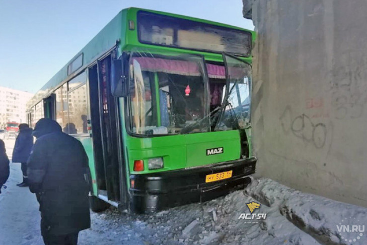 Автобус налетел на бетонную стену – пострадали почти все пассажиры