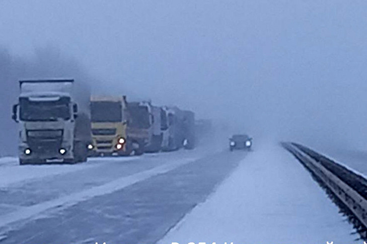 Три трассы перекрыли в Новосибирской области из-за метели 14 февраля