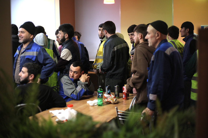 Более 30 мигрантов получили повестки в военкоматы Новосибирска