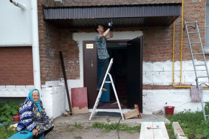 80-летняя пенсионерка вдохновила соседей на ремонт подъезда в Чулыме