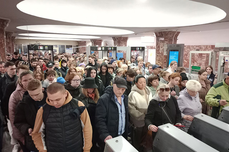 Терминалы вызвали коллапс на станции метро «Площадь Маркса»