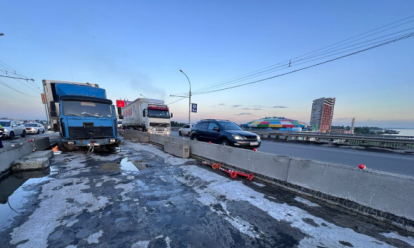 Стали известны подробности ДТП с тягачом на мосту в Новосибирске
