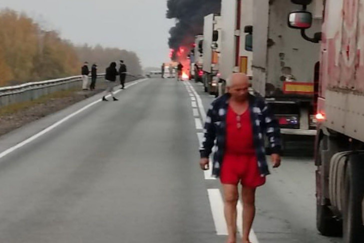 Трассу «Иртыш» перекрыли в Новосибирской области из-за загоревшейся фуры