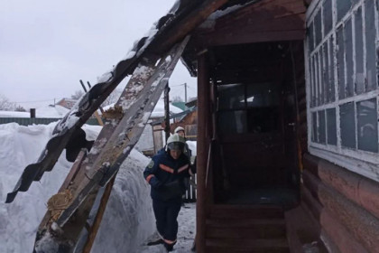 Крыша дома обрушилась под тяжестью снега в Новосибирске