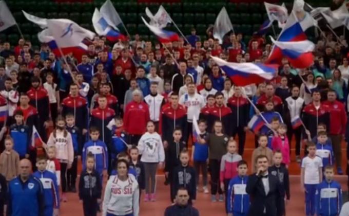 Новосибирские спортсмены провели флешмоб в поддержку президента России 