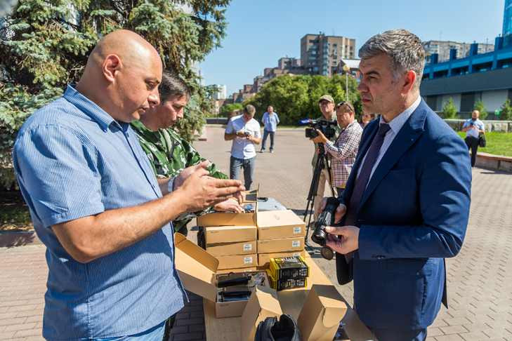 По поручению Андрея Травникова новосибирскому подразделению в зону СВО переданы рации, прицелы и квадрокоптеры