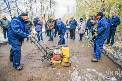 Золой с бетоном начали чинить асфальт в Академгородке