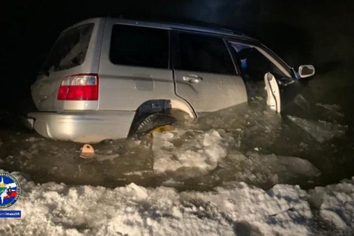 Пьяная компания на Subaru ушла под лед Оби