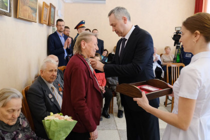 Андрей Травников вручил юбилейные медали ветеранам ВОВ