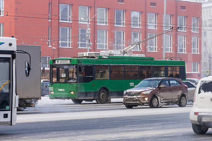 За серфинг в смартфоне оштрафовали водителя троллейбуса № 10 в Новосибирске