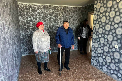 Родителям погибшего героя в зоне СВО вручили ключи от квартиры под Новосибирском