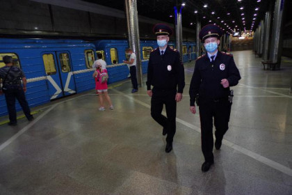 Без масок не пускает полиция под землю пассажиров метро