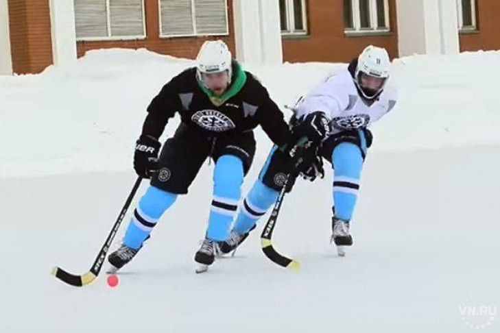 Хоккеисты «Сибири» сменили шайбу на мяч