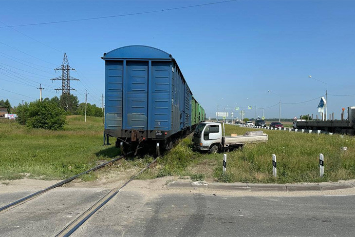 Тепловоз протаранил грузовичок на переезде под Новосибирском