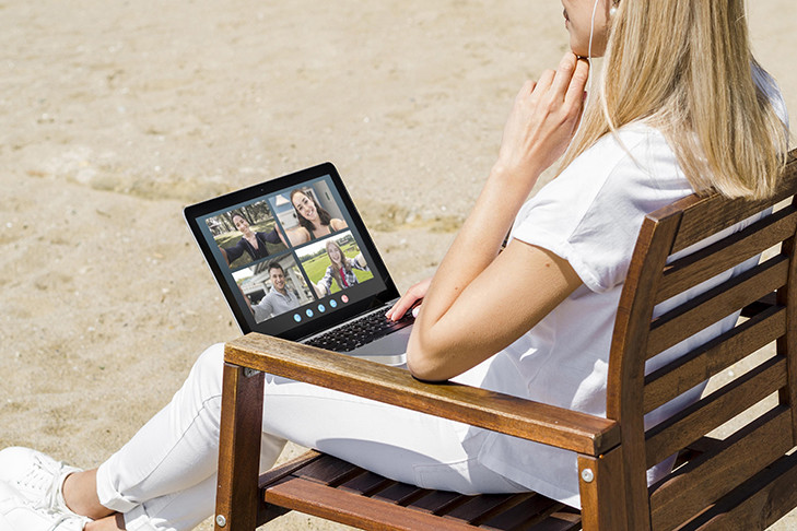 Этим летом новосибирцы подключались к деловым онлайн-встречам с пляжей и парков