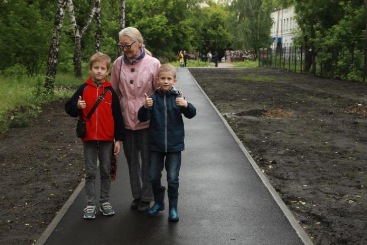 Тротуар на месте зарослей со шприцами появился в Кировском районе