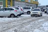 Нечищеные от снега в канун Нового года территории ТЦ возмутили жителей Оби