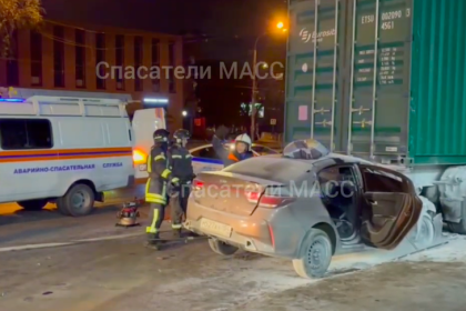 Новосибирские спасатели вытащили двух человек из смятой иномарки