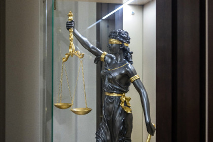 В Новосибирске суд наказал студентку за совращение 13-летней школьницы