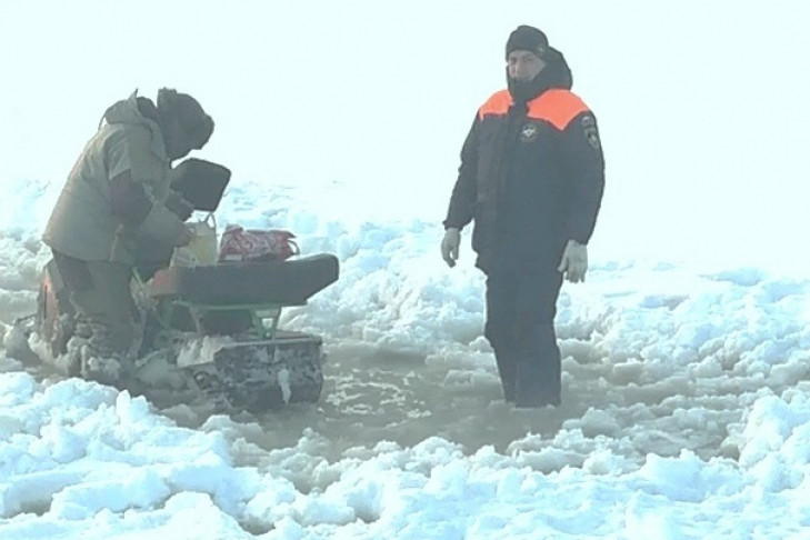 Трех замерзающих рыбаков спасли на льду Обского моря