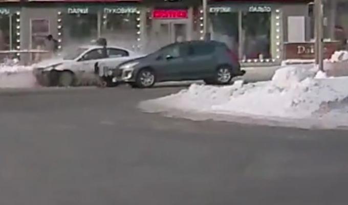 Таксист переехал пешехода на «зебре» в центре Новосибирска