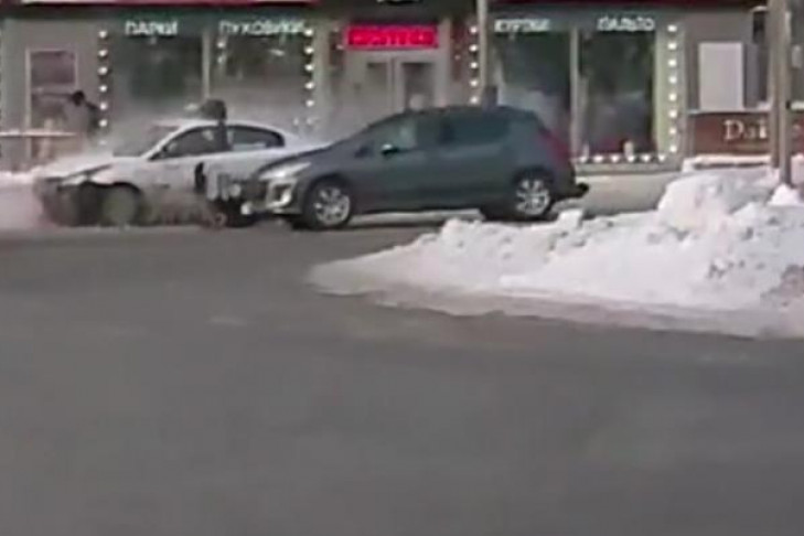 Таксист переехал пешехода на «зебре» в центре Новосибирска
