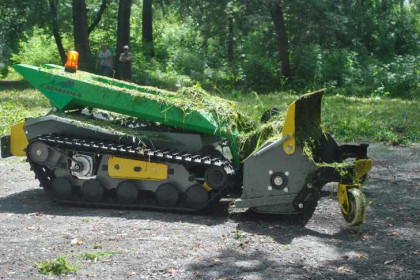 Беспилотник «Саранча» впервые подстриг траву на Затулинке в Новосибирске