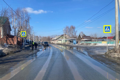 Неизвестный водитель сбил двух школьников на переходе в Новосибирске