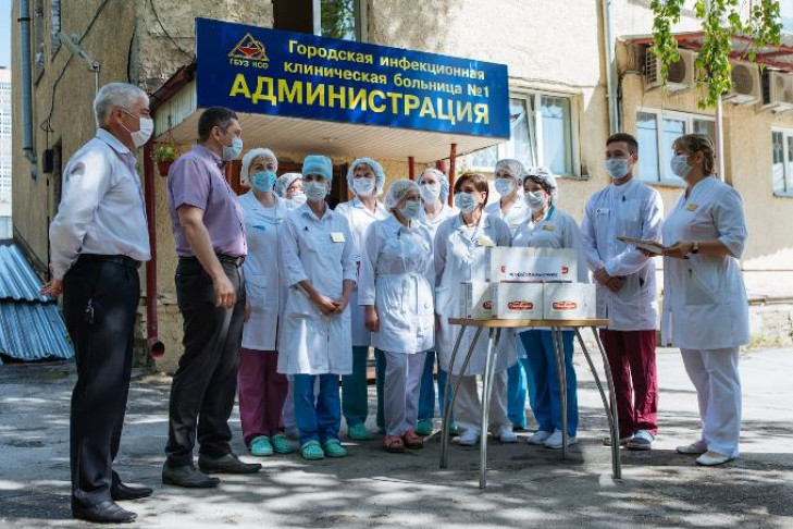 Врачей Новосибирска поддержали шоколадом для укрепления иммунитета