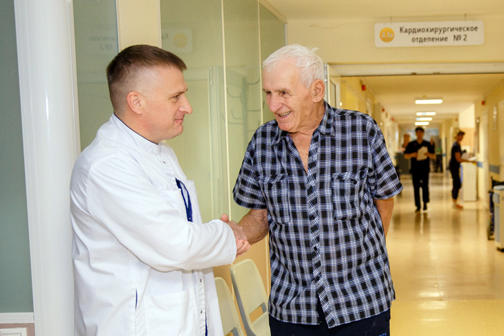 НМИЦ им. Мешалкина. Пациент с хирургами Алексеем Петровым, Дмитрием Хваном и лечащим врачом-кардиологом Еленой Кливер - 1.jpg