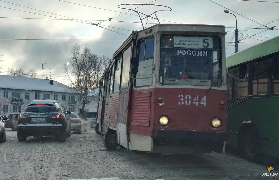 Движение трамваев новосибирск. Трамвай Новосибирск. Трамвай в Октябрьском районе Новосибирска. Трамвай Новосибирск 2124. В Новосибирске трамвай сошел с рельсов.