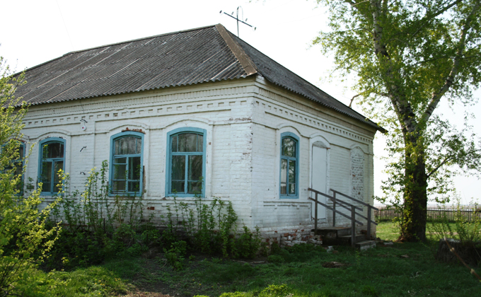 Дом священика в Блюдцах, ныне спортзал сельской школы (1).jpg