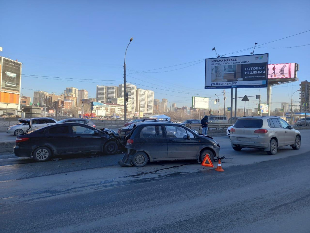 Женщина и младенец попали в больницу после массового ДТП в Новосибирске |  VN.RU