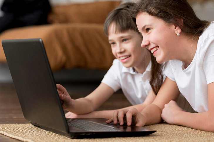 Фото VN.ru smiley-sibling-looking-laptop_23-2148514557.jpg