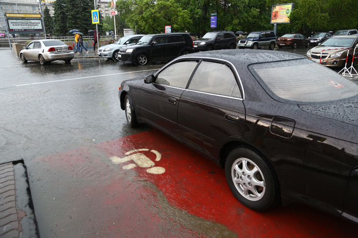 TAN_5942 погода дождь ливень июнь парковка инвалиды.JPG