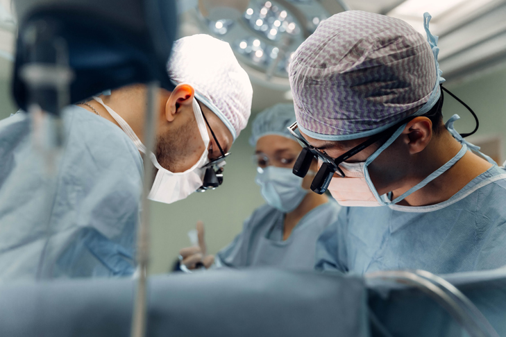 НМИЦ им. Мешалкина. Кардиохирурги Александр Макаев (слева) и Дмитрий Хван (справа) во время операции.jpg