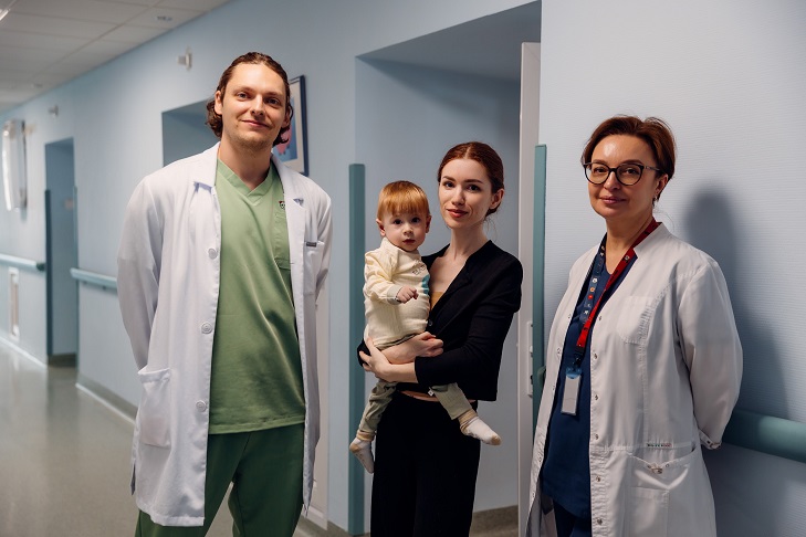 НМИЦ им. Мешалкина. Пациентс мамой и врачами Юрием Кулябиным и Анастасией Лейкехман - 1.jpg