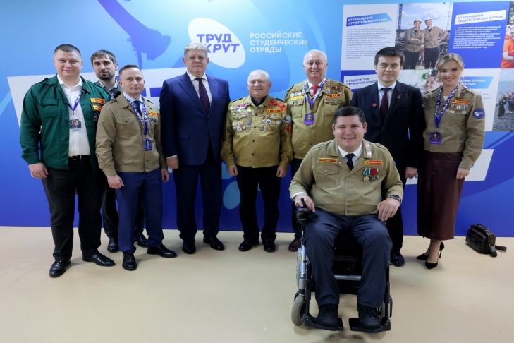 Полпред Серышев и стройотрядовцы в Красноярске.jpg