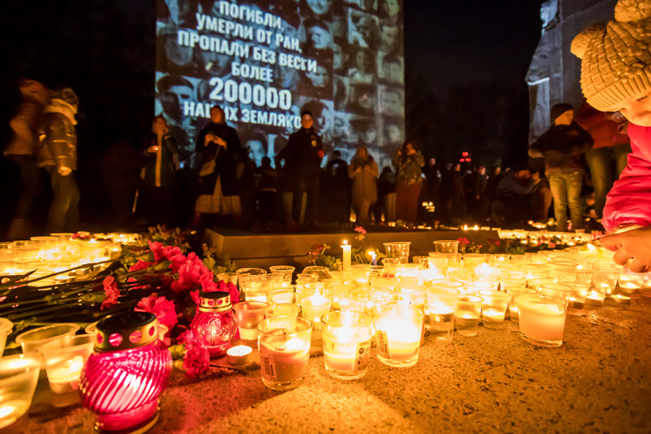 свеча-памяти-в-Новосибирске-2022. Фото Андрея Заржецкого