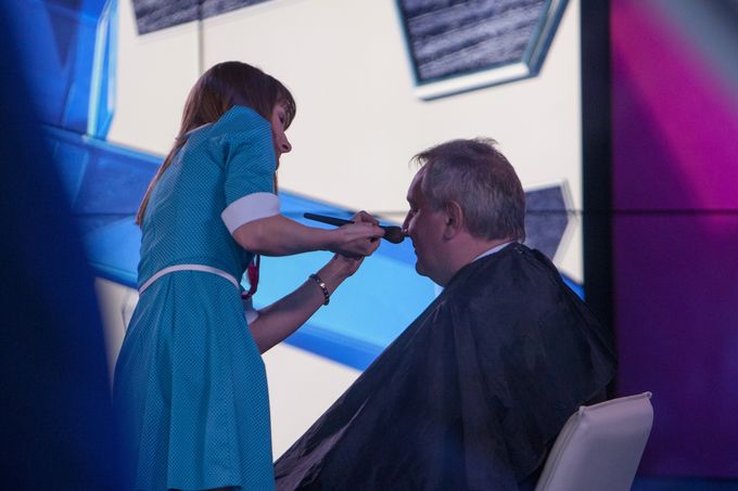технопром 2015 Рогозин перед эфиром.jpg
