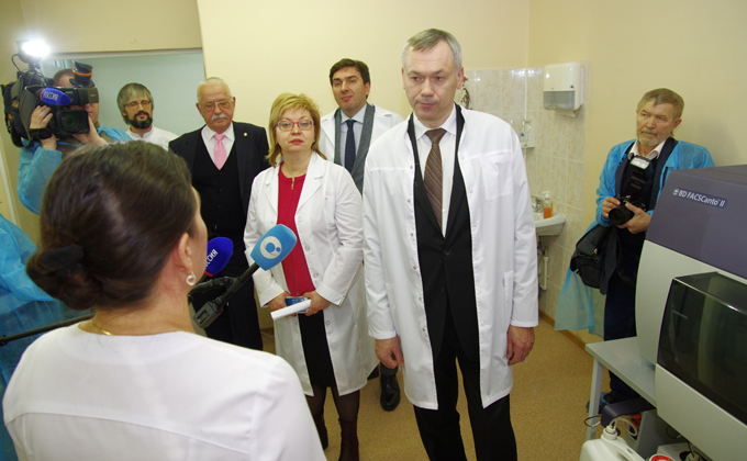 НИИ иммунологии посетил Андрей Травников. Фото Дмитрия Даневича