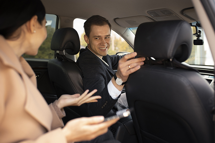 Фото VN.ru woman-talking-with-taxi-driver-car.jpg