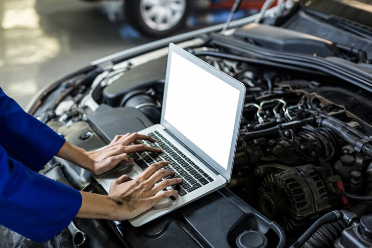 hands-female-mechanic-using-laptop_1170-1248.jpg